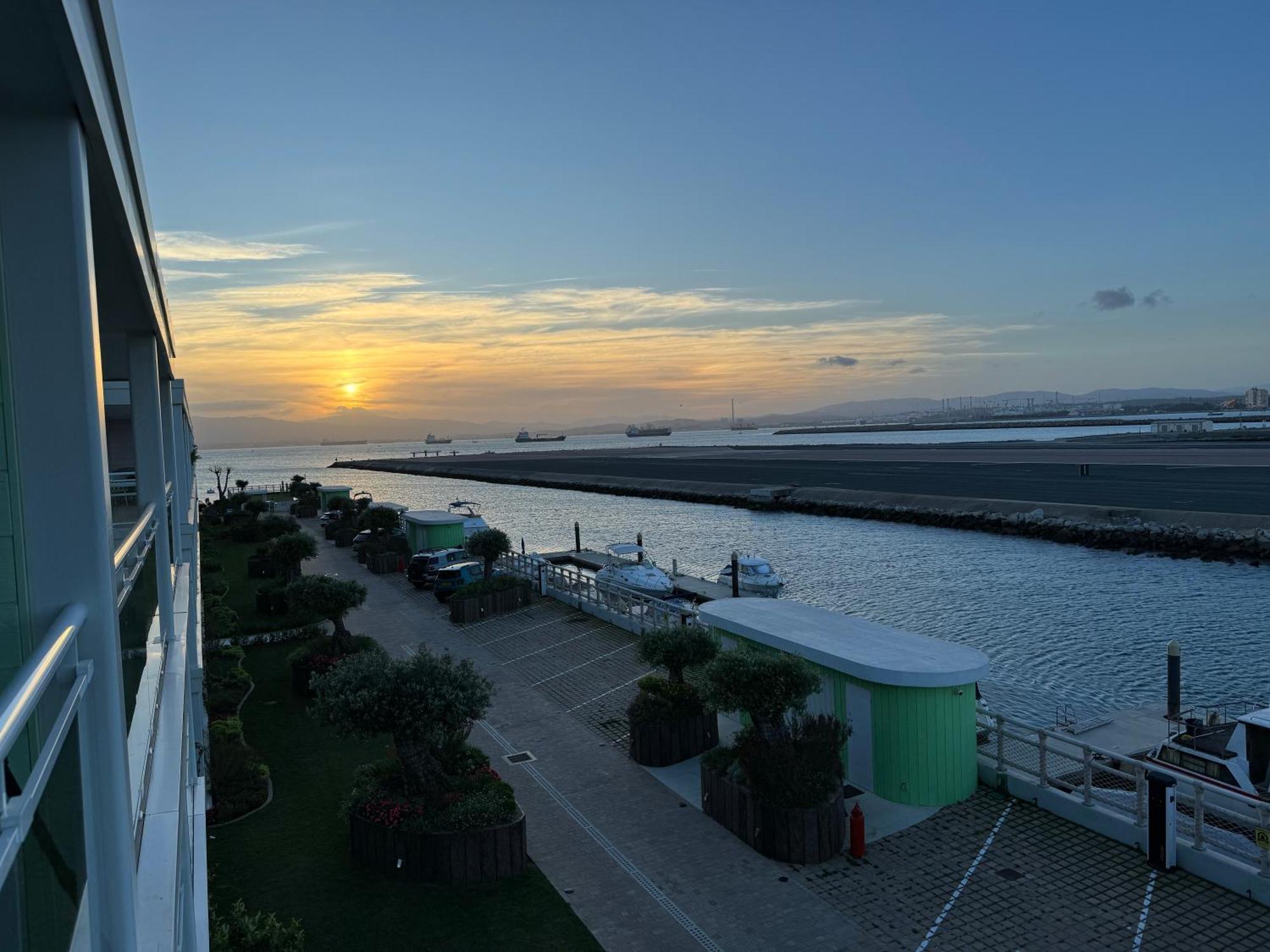 Marina Club Luxury Private Studio With Pool And Incredible Views 지브롤터 외부 사진
