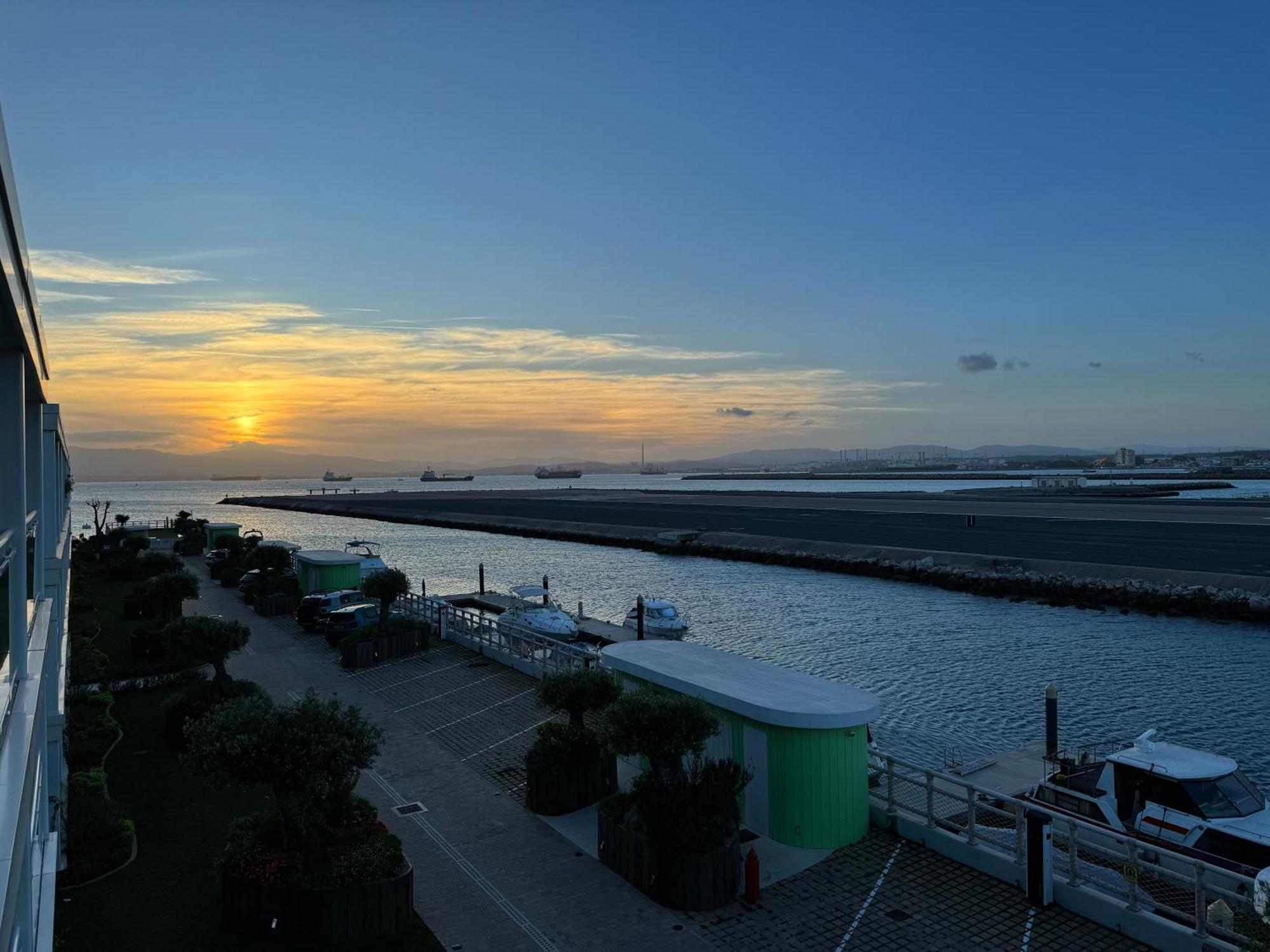 Marina Club Luxury Private Studio With Pool And Incredible Views 지브롤터 외부 사진