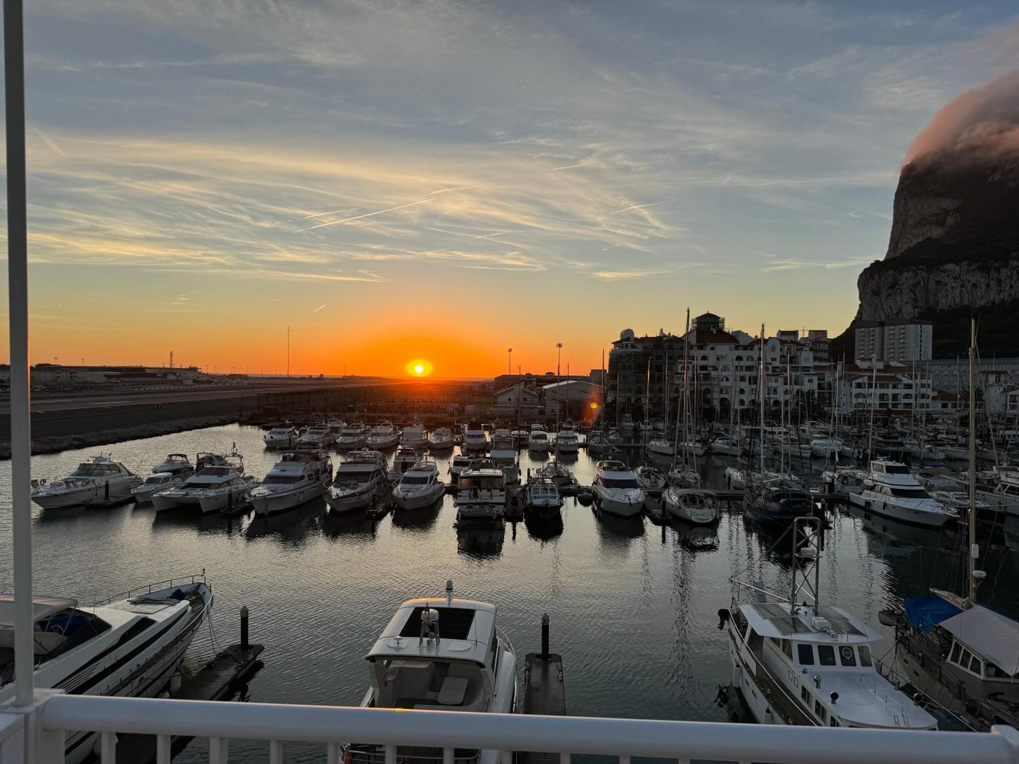 Marina Club Luxury Private Studio With Pool And Incredible Views 지브롤터 외부 사진