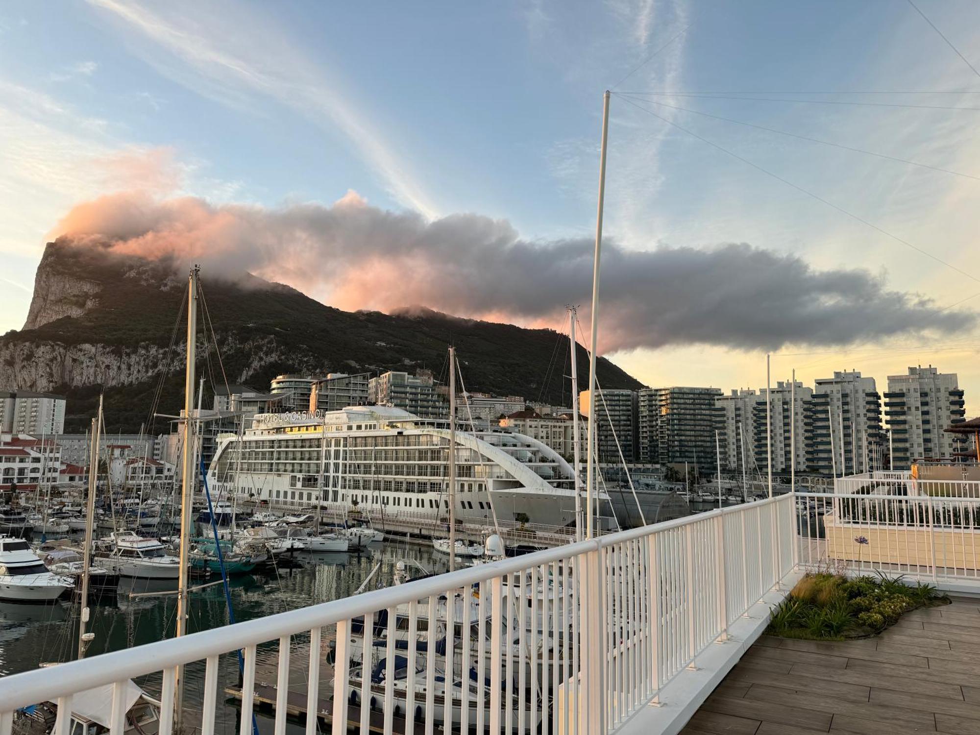 Marina Club Luxury Private Studio With Pool And Incredible Views 지브롤터 외부 사진